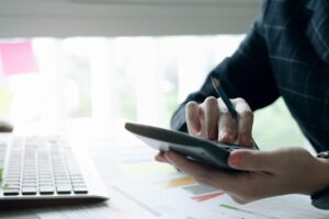 社労士に給与計算の代行を依頼できる？料金相場や税理士との違いを解説