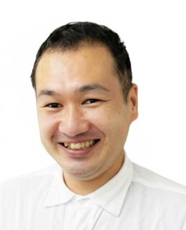 東 亮介